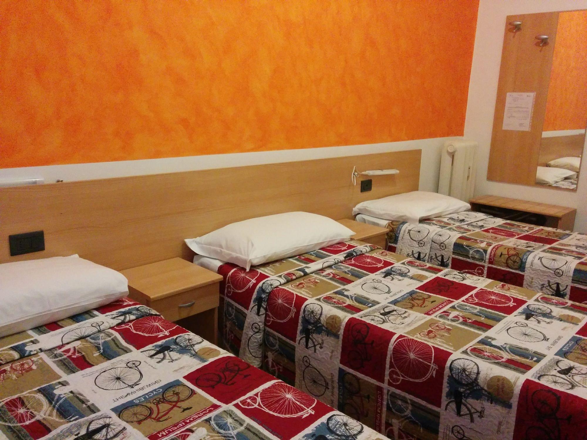 Adam'S House Hostel Milaan Buitenkant foto